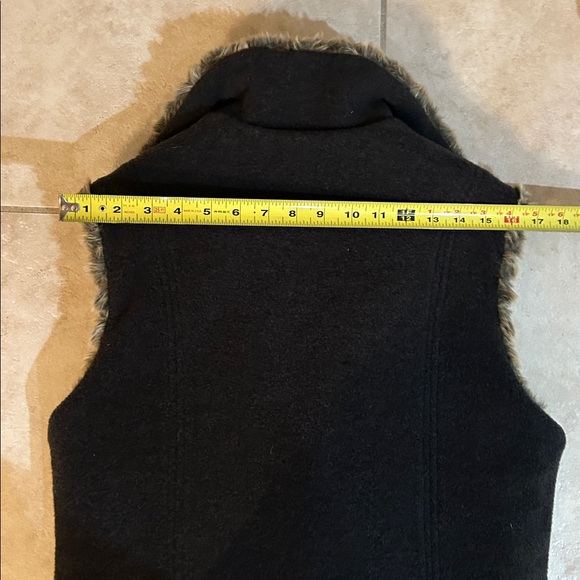 Fjall Faux Fur Swirl Pattern Reversible Vest - Picture 6 of 7